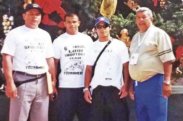 Castillo (Der.) fue en el año 2000 como entrenador a un torneo en Colombia, junto a los atletas Kenton Aparicio y Erick Caballero.