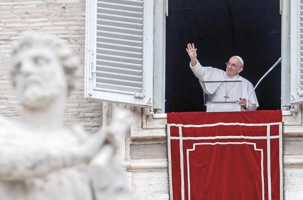 El papa Francisco saludaba este domingo a los fieles en la plaza de San Pedro.