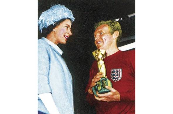 La reina Isabel II cuando entregaba la Copa Mundial de la FIFA al capitán de Inglaterra Bobby Moore