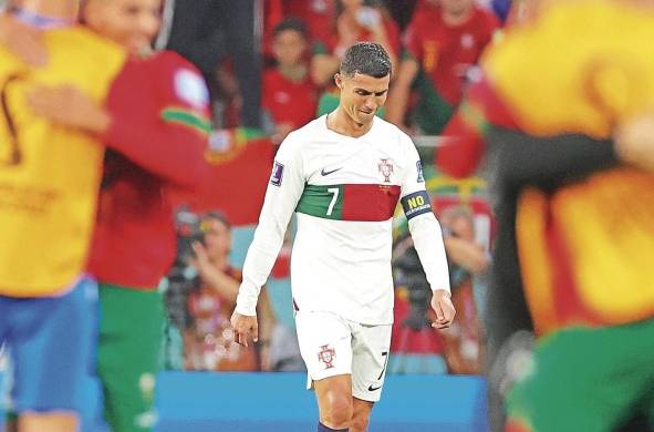 El delantero de Portugal Cristiano Ronaldo tras la derrota de su equipo ante Marruecos, en el partido de cuartos de final del Mundial Qatar 2022, este sábado en el estadio Al Thumama de Doha.