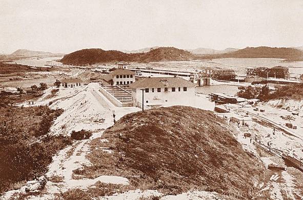 Vista de las tinas de sedimentación en la planta potabilizadora de Miraflores en mayo de 1915.
