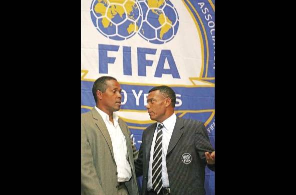 Dos goleadores natos. Mendieta junto a Romario, campeón del mundo con Brasil en la Copa Mundial USA'94, durante un evento de la FIFA.