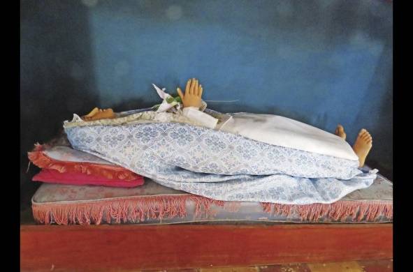 La Virgen de la Dormición o Virgen de la Cama. Retablo de la Virgen del Carmen.