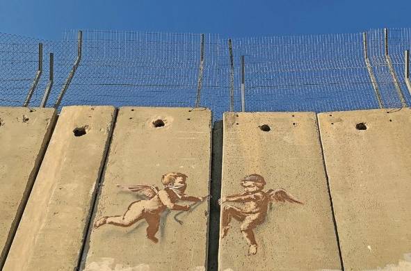 'The Alternativity', obra del artista británico Banksy plasmada sobre el muro que divide Israel de Cisjordania en Belén.