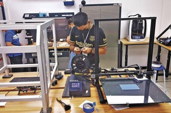 Estudiantes trabajan en el laboratorio de fabricación digital, robótica y rehabilitación.