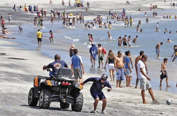 El Ministerio de Salud recomienda que las visitas a las playas sean dentro de la burbuja familiar.