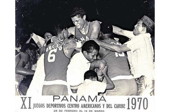 Junior Peralta (C) se abraza con Osorio (Izq.), Sinclair (Der.) y algunos fanáticos, luego del triunfo frente a Cuba.