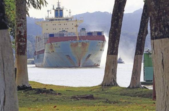 Imagen de archivo de una panorámica de buques transitando por el corte culebra en el Canal de Panamá.