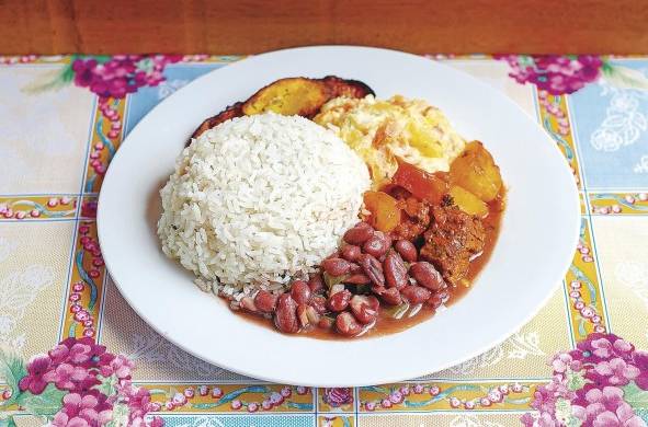 Criolla El arroz blanco, acompañado de frijoles (porotos) y carne de res, es uno de los platos más consumidos en la cocina casera y popular. No faltan las tajadas.