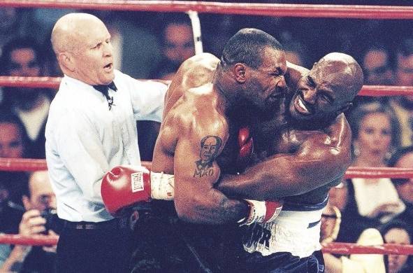 El momento en que Tyson le mordió la oreja a Holyfield en 1997.