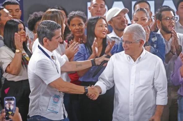 Rómulo Roux (i) y José Isabel Blandón (d) oficializan sus acuerdos de cara a las elecciones.