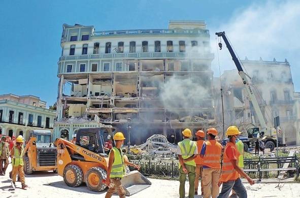 Cuerpos de emergencia trabajan en la zona tras una explosión en el hotel Saratoga, en la capital cubana.