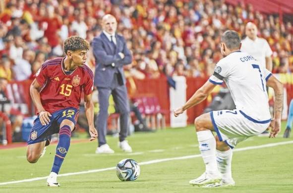Lamine Yamal (i.) durante el partido con la selección de España frente a Chipre.