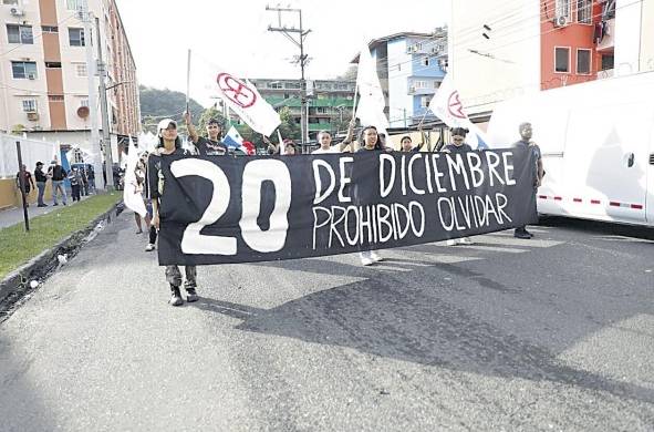 Ciudadanos realizaron una marcha para conmemorar la invasión de Estados Unidos a Panamá.