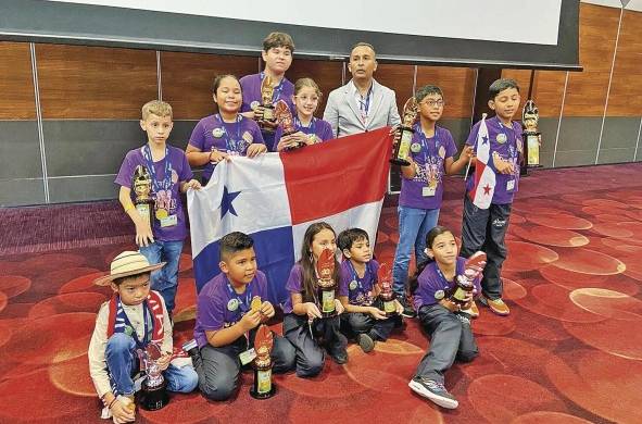 Delegación panameña en campeonato de aritmética mental.
