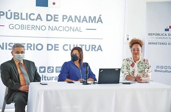 El secretario general de MiCultura, Ismael Herrera; la directora nacional de las Artes, Isabel Pérez de Burgos, y Norma Marlen Velasco, notaria pública