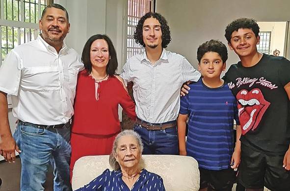 La familia completa de Edgardo Díaz-Ferguson.