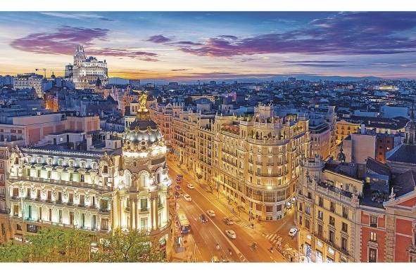 Vista panorámica de Madrid, España, de noche: donde se encuentran Gran Vía y Alcalá Street