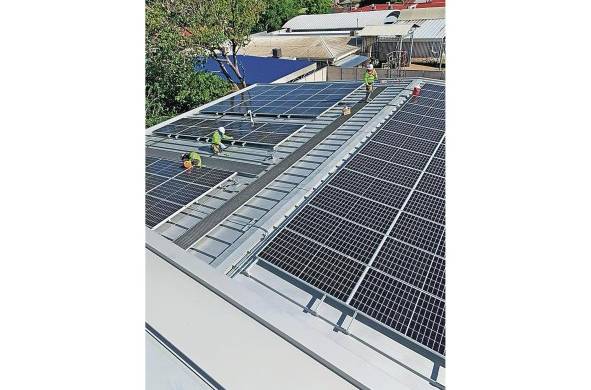 Los paneles solares son una solución renovable a la energía eléctrica en el país.