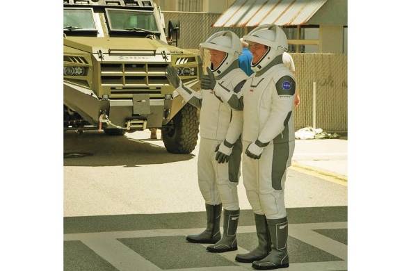 Los astronautas de la NASA Douglas Hurley (Izq.) y Robert Behnken cuando salían del edificio Neil Armstrong.
