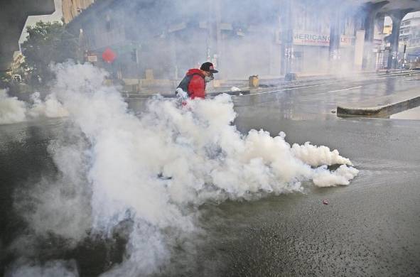 Como en días anteriores, gran cantidad de gas lacrimógeno fue utilizado por la Policía Nacional.