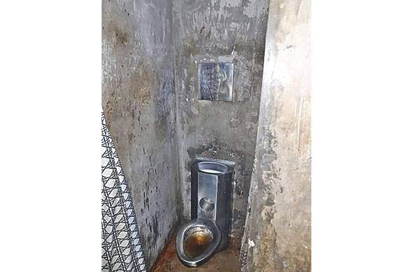Los reclusos se las ingenian para hacer sus necesidades fisiológicas en un retrete sin agua.