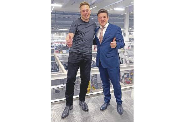 El gobernador del estado mexicano al norte del país, Samuel García, (d) y el CEO de Tesla, Elon Musk (i), durante una reunión en Austin, Texas.