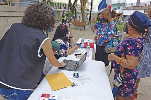 Recolección de firmas para una asamblea constituyente por el grupo Panamá Decide.