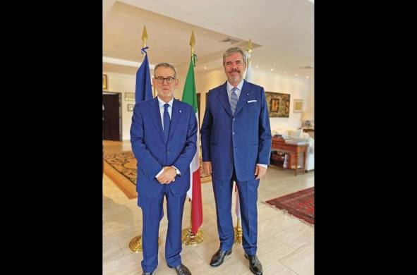 Luciano Carta, junto al embajador de Italia en Panamá, Massimo Ambrosetti.