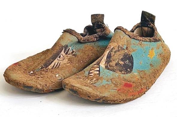 Zapatos de una niña migrante abandonados en Darién