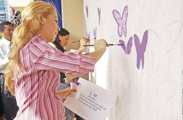 Mujeres pintan mariposas para concienciar sobre las muertes violentas.