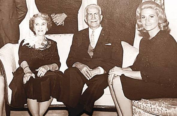 Nancy Ames (der), en compañía de su abuelo Ricardo J. Alfaro (centro).