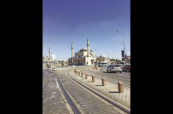 Una mezquita en la moderna Konya. Frente a ella, los rieles del tranvía.