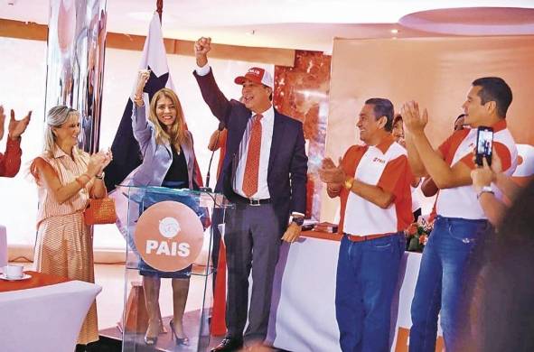 Miembros del partido PAIS junto a Melitón Arrocha celebran el acuerdo que sellaron ayer.