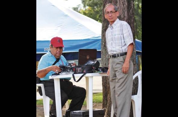 Carlos Chávez (Izq.) y Arturo durante las transmisiones en La Sabana, Costa Rica.