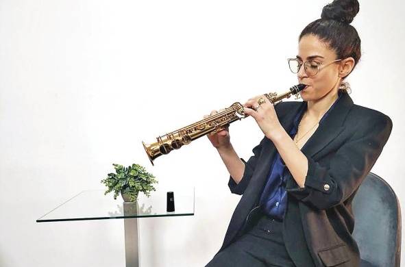 La 'jazzista' viaja con la compañía de saxofón sin importar donde vaya.