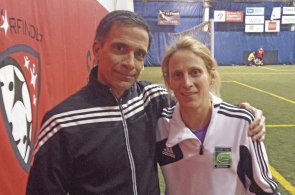 Carlos 'Chichi' Reynolds, junto a Kristine Lilly, dos veces campeona olímpica y campeona mundial FIFA 1991. Hoy en Estados Unidos, Reynolds se ha ganado un espacio como entrenador femenino y referente del Coerver Coaching.