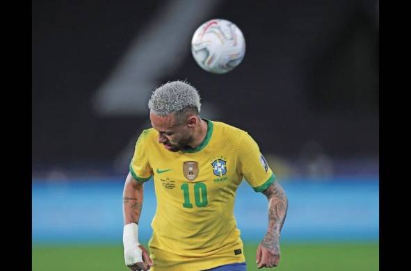 Neymar, de Brasil, recibe el balón el 5 de julio ante Perú, durante un partido por las semifinales de la Copa América en el estadio Olímpico Nilton Santos de Río de Janeiro (Brasil).