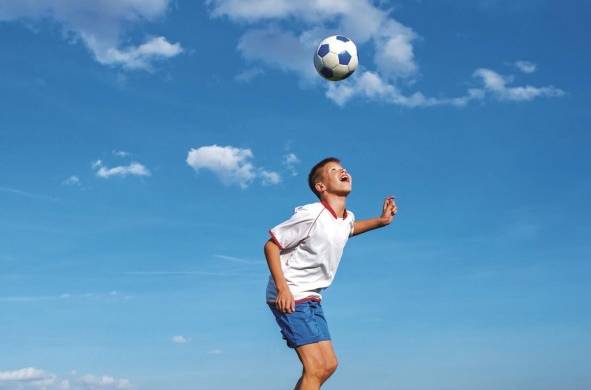 En febrero de este año, las federaciones de Irlanda del Norte, Escocia e Inglaterra, prohibieron que los niños menores de 12 años golpeen el balón con la cabeza durante los entrenamientos.