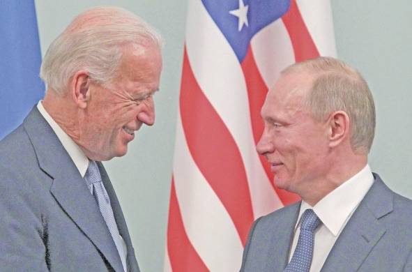 El presidente estadounidense, Joe Biden, conversa con el primer ministro ruso, Vladimir Putin.