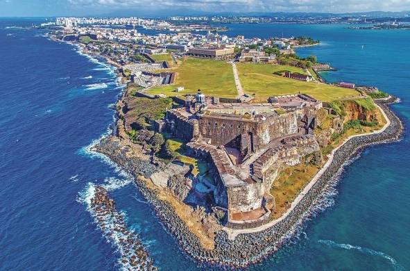 El castillo de San Felipe del Morro, también conocido como El Morro, es una ciudadela española construida en el extremo norte de San Juan, Puerto Rico.