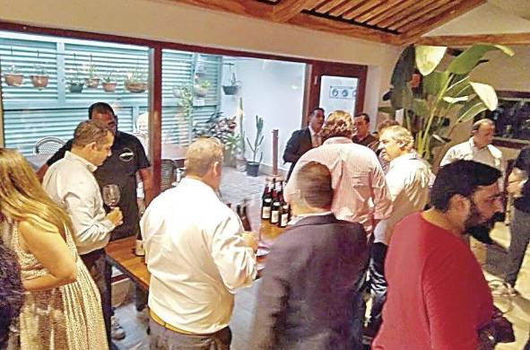 Una veintena de especialistas se reunieron para la presentación de vinos