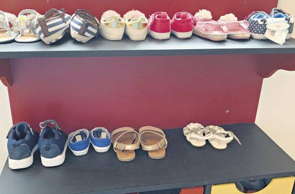 El armario del Hogar Divino Niño guarda zapatos de niños de cero a cinco años; muy pocos logran salir del albergue con el mismo calzado