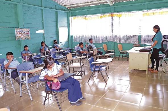 Para algunos estudiantes, su calendario escolar es irregular, ya que entre noviembre y marzo acompañan a sus padres a las cosechas de café en Costa Rica.
