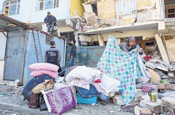 Los residentes que sobrevivieron al terremoto se encuentran a temperaturas extremadamente frías, sin agua potable, en Turquía.
