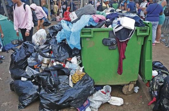 Bajo Chiquito se ve inundado de basura debido al movimiento de migrantes; los esfuerzos de recolección de residuos son insuficientes.