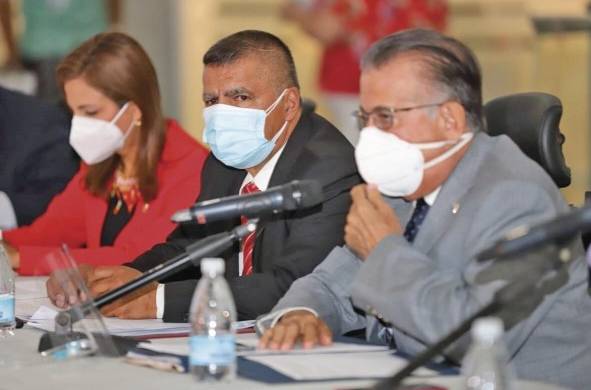 El ministro Augusto Valderrama estuvo ayer en la Asamblea Nacional.