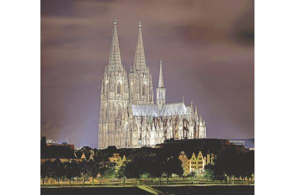 La Catedral de Colonia ganó notoriedad cuando en 1164 el arzobispo Rainald de Dassel trajo las reliquias de los Reyes Magos.