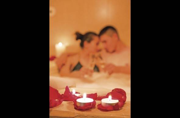 Un masaje sensual en un ambiente con luz tenue y música relajada es ideal para estimular el deseo sexual.