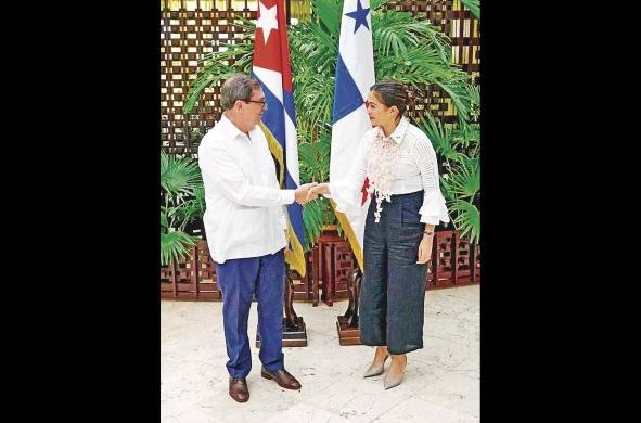 La ministra de Relaciones Exteriores, Janaina Tewaney Mencomo, durante su visita a Cuba.
